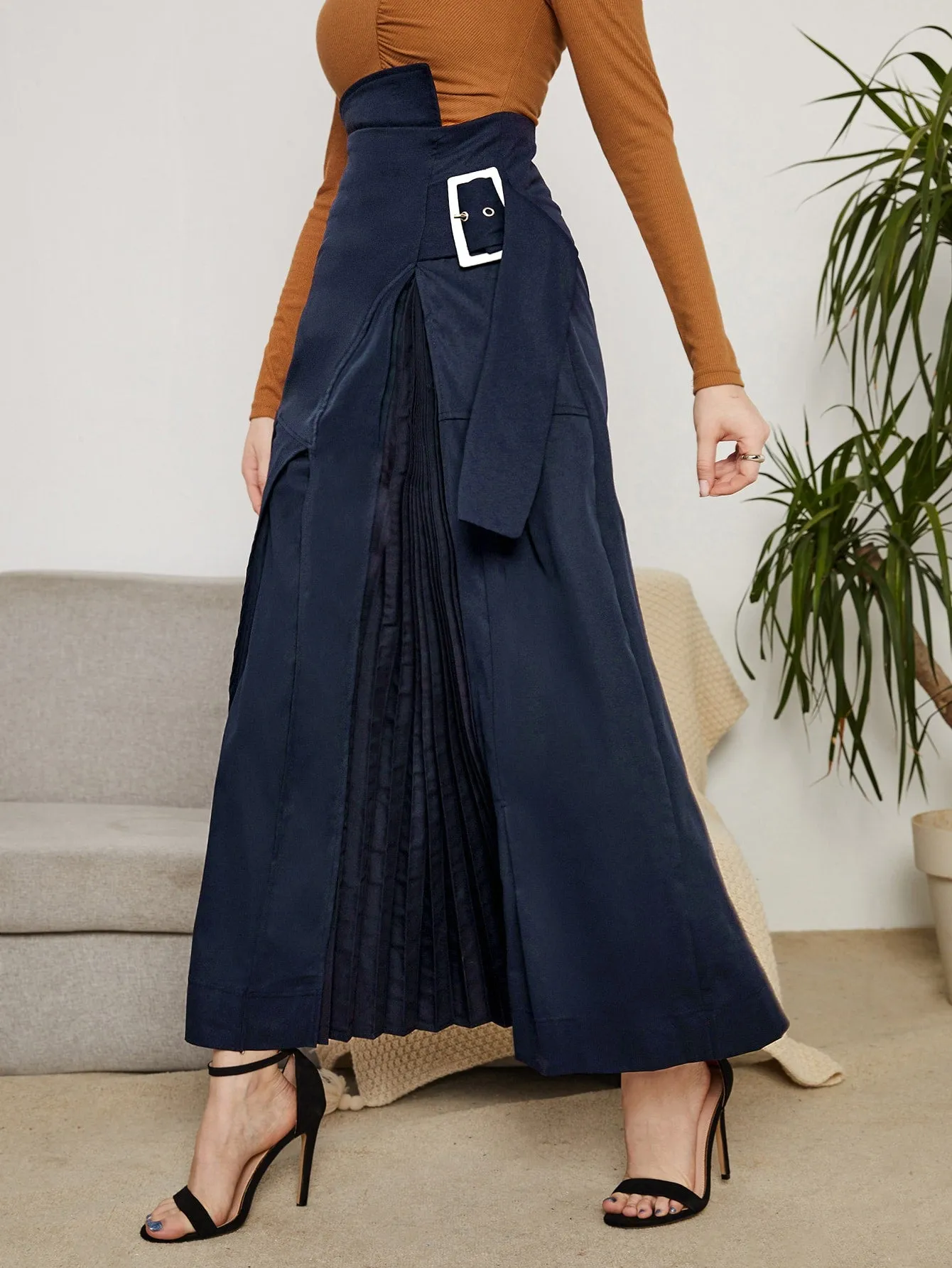 Buckle Strap Pleated Skirt