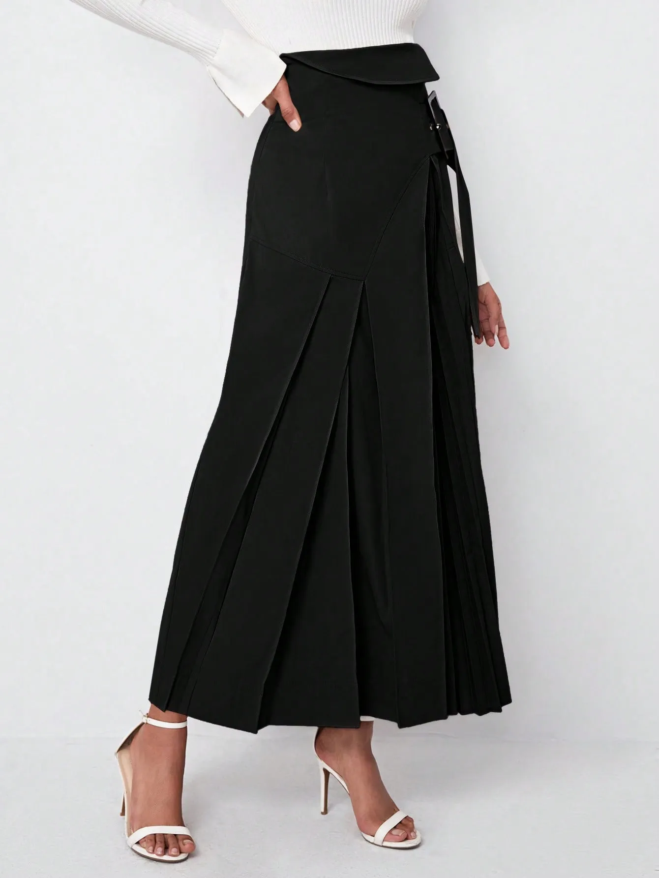 Buckle Strap Pleated Skirt